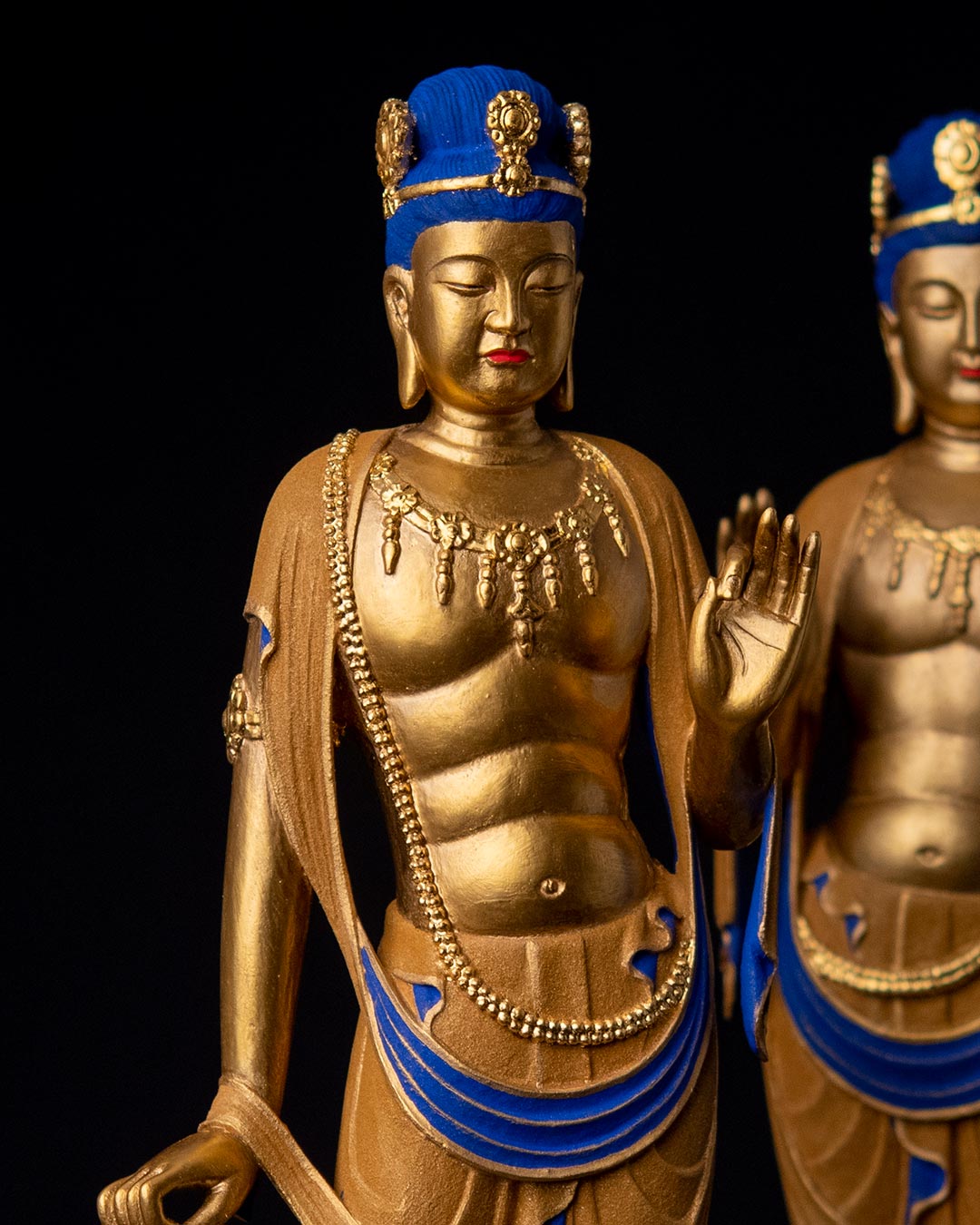 金色と瑠璃色が施された月顔の彫刻 仏像】日光菩薩・月光菩薩 瑠璃光金彩仕上げ 篁千礼彩色 | 日本の手技