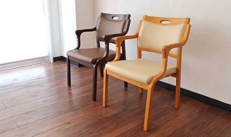 【高齢者向け】椅子 チェア 要介護 介護施設 膝掛け 老人 お年寄り 座面 背面 低め 父 母 祖父 祖母 敬老の日 完成品 天然木 無垢材 PVC レザー 布 布地 クッション 木製 養老院 ショートステイ