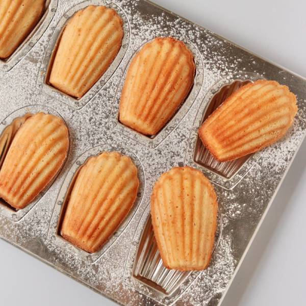 シルバー天板 ミニマドレーヌ型 15P シリコン付 1個入 松永製作所