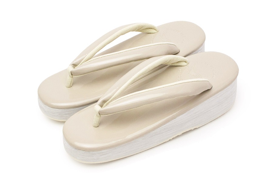 [オーダー品]カフェぞうりオトナエナメル レディース No.10320＜エクルベージュ＞