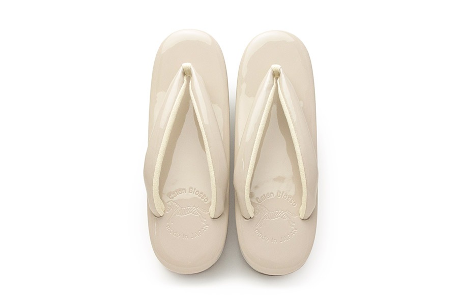 [オーダー品]カフェぞうりオトナエナメル レディース No.10320＜エクルベージュ＞