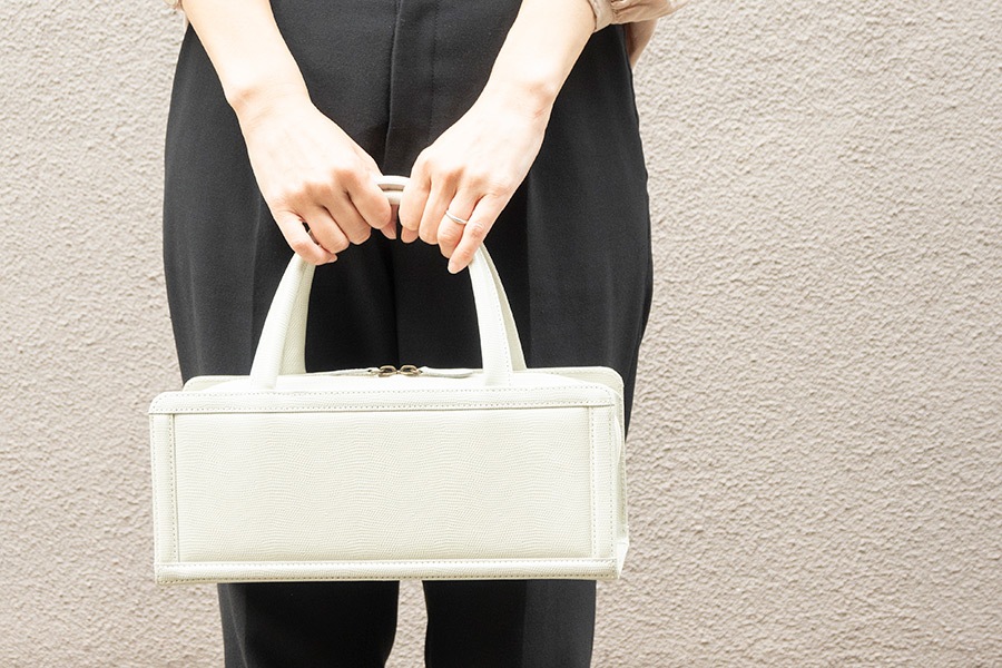 [即納品]利休型箱バッグ　ギアナ＜胡粉色（No.150C）＞　刻印：銀箔　金具：アンティークゴールド