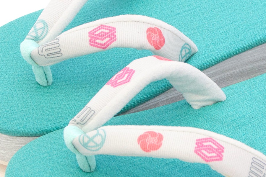 [オーダー品]カフェぞうりサマー　レディース　No.39123＜初音尽くしモノグラム/カラフル＞　（踵高さ：5.5cm）　※Mサイズ欠品中