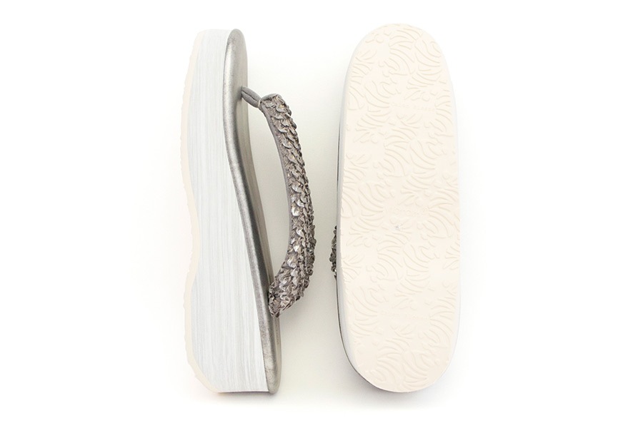 [オーダー品]カフェぞうりレディース No.38523＜片山文三郎/箔鱗絞り・ミディアムグレイ＞×＜RS・いぶし銀＞