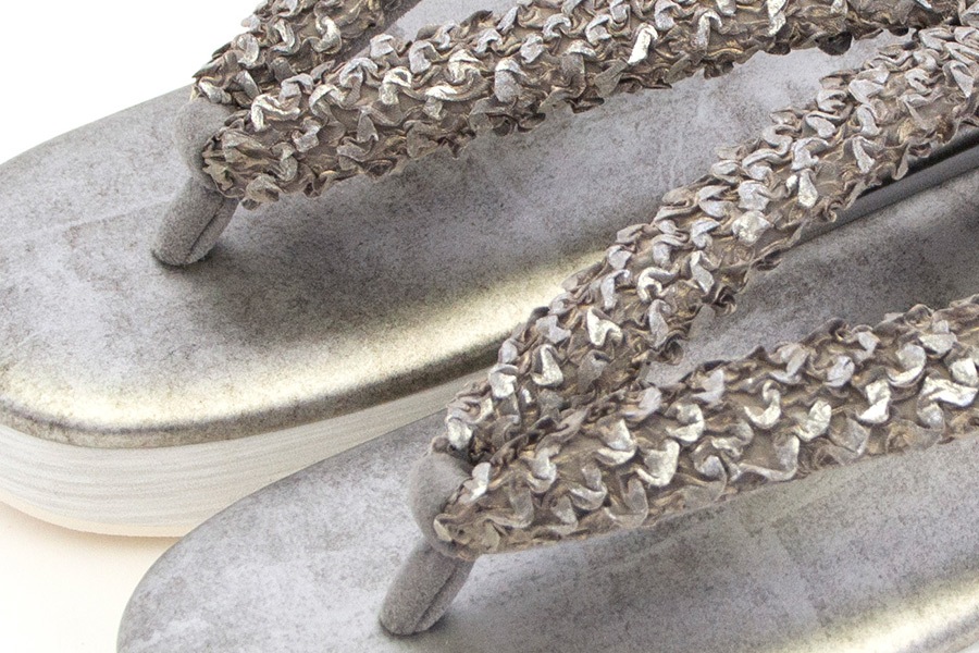 [オーダー品]カフェぞうりレディース No.38523＜片山文三郎/箔鱗絞り・ミディアムグレイ＞×＜RS・いぶし銀＞