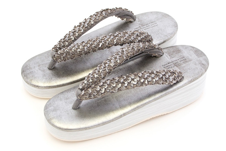 [オーダー品]カフェぞうりレディース No.38523＜片山文三郎/箔鱗絞り・ミディアムグレイ＞×＜RS・いぶし銀＞