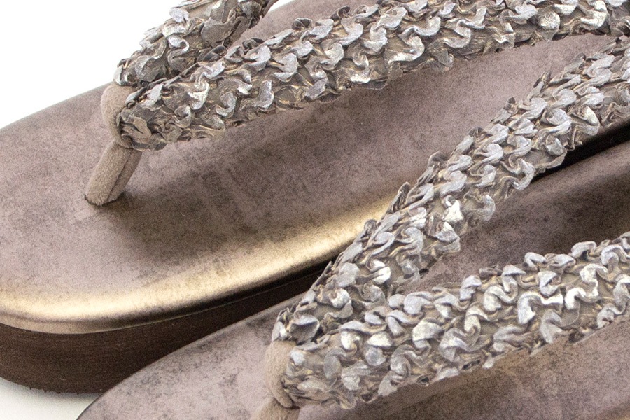 [オーダー品]カフェぞうりレディース No.38623＜片山文三郎/箔鱗絞り・ミディアムグレイ＞×＜RS・カッパーゴールド＞