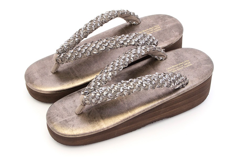 [オーダー品]カフェぞうりレディース No.38623＜片山文三郎/箔鱗絞り・ミディアムグレイ＞×＜RS・カッパーゴールド＞