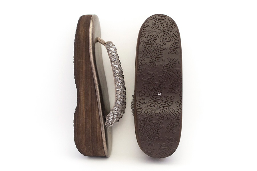 [オーダー品]カフェぞうりレディース No.38623＜片山文三郎/箔鱗絞り・ミディアムグレイ＞×＜RS・カッパーゴールド＞