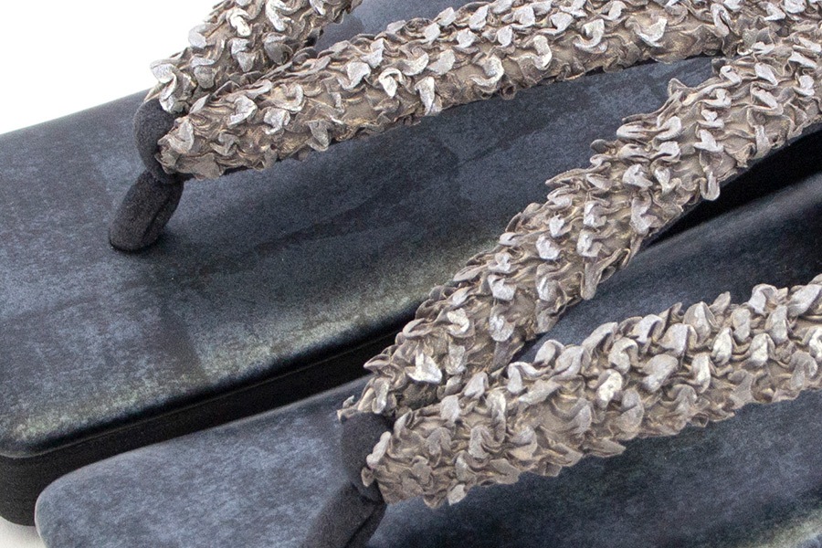 [オーダー品]カフェぞうりレディース 角型 No.38723＜片山文三郎/箔鱗絞り・ミディアムグレイ＞×＜RS・マットブラック＞