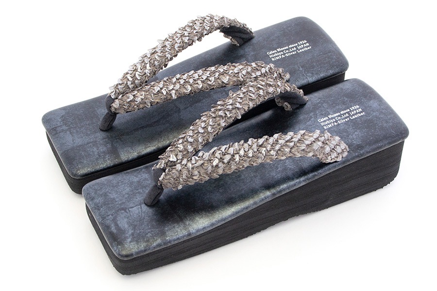 [オーダー品]カフェぞうりレディース 角型 No.38723＜片山文三郎/箔鱗絞り・ミディアムグレイ＞×＜RS・マットブラック＞