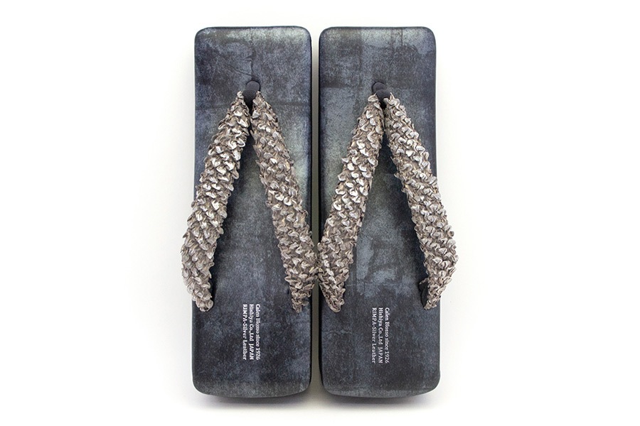 [オーダー品]カフェぞうりレディース 角型 No.38723＜片山文三郎/箔鱗絞り・ミディアムグレイ＞×＜RS・マットブラック＞