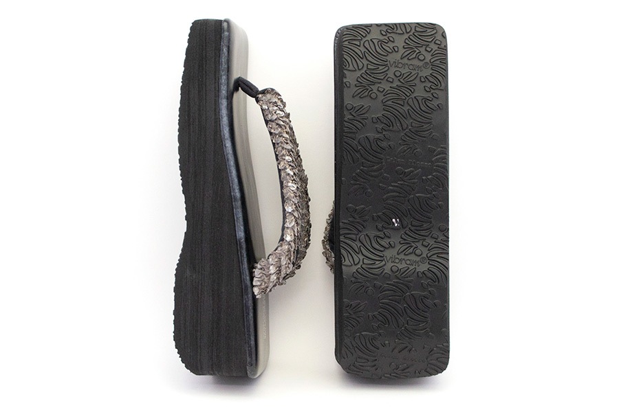 [オーダー品]カフェぞうりレディース 角型 No.38723＜片山文三郎/箔鱗絞り・ミディアムグレイ＞×＜RS・マットブラック＞