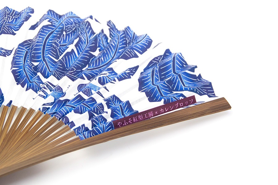 [即納品]扇子　＜花喰鳥と丸芭蕉・ブルー＞（香り付き）　