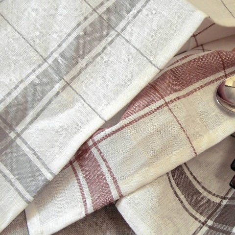 左から、グレイ、テラ（ライトブラウン）、ブラウン（ダークブラウン）