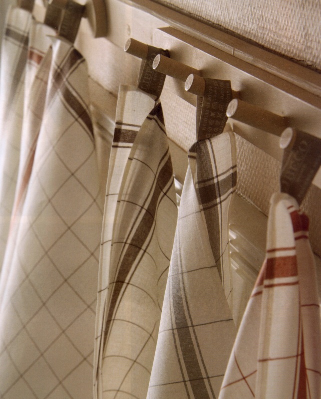 左から、グレイ、テラ（ライトブラウン）、ブラウン（ダークブラウン）