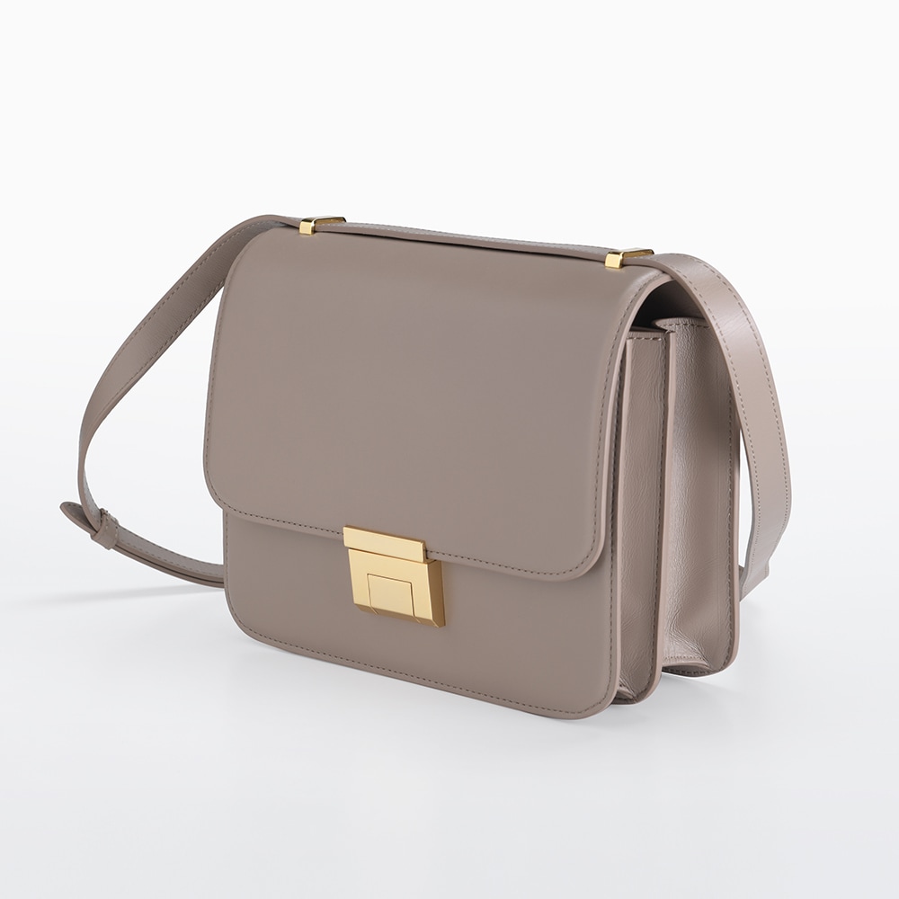 ■■MACOI■■クラシックスクエアレザーショルダーバッグ♪ クーコ COOCO シュリンクレザースクエアショルダーバッグ