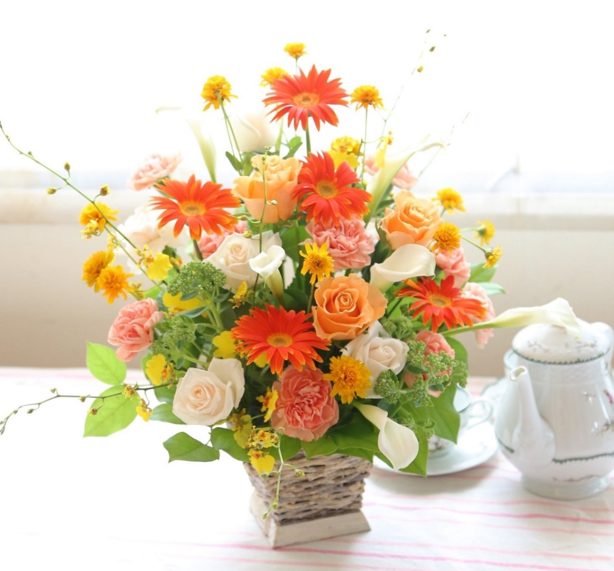 明るいビタミンカラーのアレンジメント