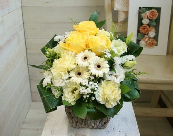 おまかせアレンジメントＭ-淡イエロー系
