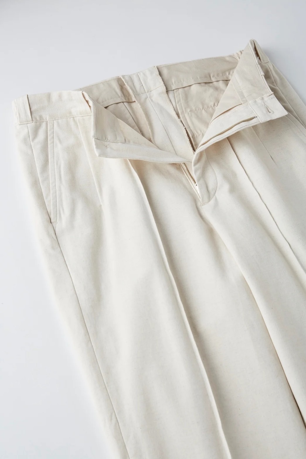 FRONT TUCK ARMY TROUSER (NATURAL)