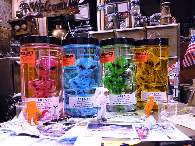 累計販売数5000個突破！ エリア51 エイリアンのホルマリン漬け （4匹