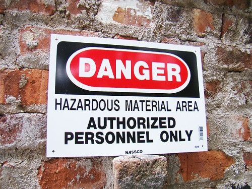 ����ꥫ�Υǥ󥸥㡼������ܡ��ɡ���AUTHORIZED PERSONNEL ONLY��HAZARDOUS MATERIAL AREA��