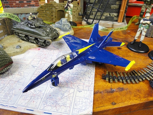 アメリカ軍の戦闘機モデルエアプレーン　（F-18　ブルーエンジェルズ）　|男の秘密基地作りに！ガレージング雑貨