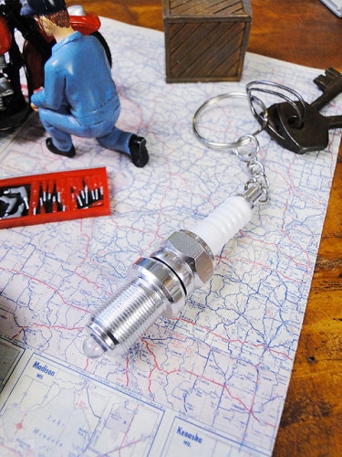 クルマのカスタムパーツ　キーホルダー　（スパークプラグ/LEDライト付き）|キーホルダー/ストラップ|もはや店長すら迷子になるアメ雑ジャングル