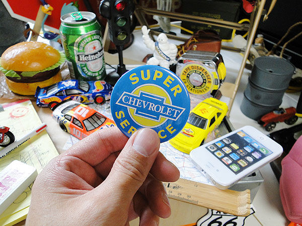 アメ車好きのためのモーター系缶バッジ （シボレー サービス