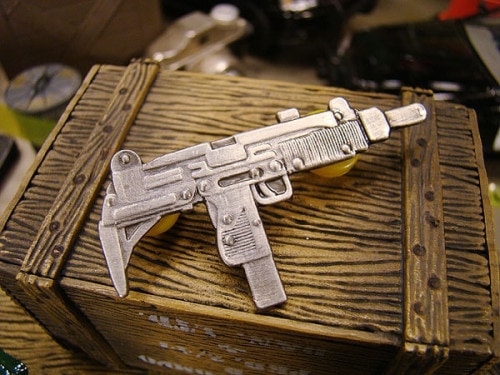 ガンマニアのための銃型ピンバッジ　（ウージーサブマシンガン）|男の秘密基地作りに！ガレージング雑貨