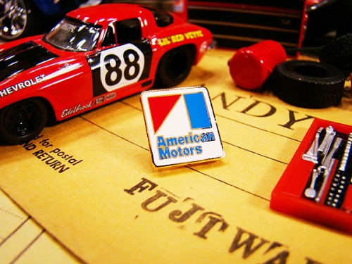 レーシング　ピンズ　（アメリカンモーターズ赤青）|バッジ/ピンズ/ピンバッジ|男の秘密基地作りに！ガレージング雑貨