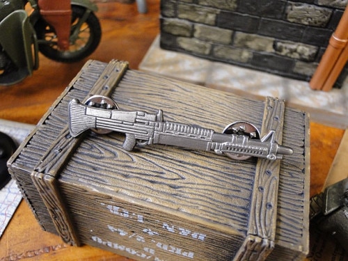 ガンマニアのための銃型ピンバッジ　（M-60マシンガン）