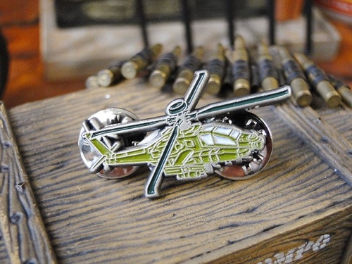 ミリタリーピンバッジ　（AH-64アパッチ）|ミリグッズなくして秘密基地は作れぬ！ミリタリー系グッズ|男の秘密基地作りに！ガレージング雑貨