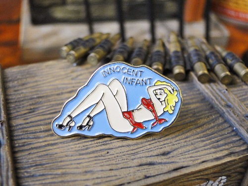 戦闘機のノーズアート　ピンズ　（イノセントインファント）|バッジ/ピンズ/ピンバッジ|男の秘密基地作りに！ガレージング雑貨