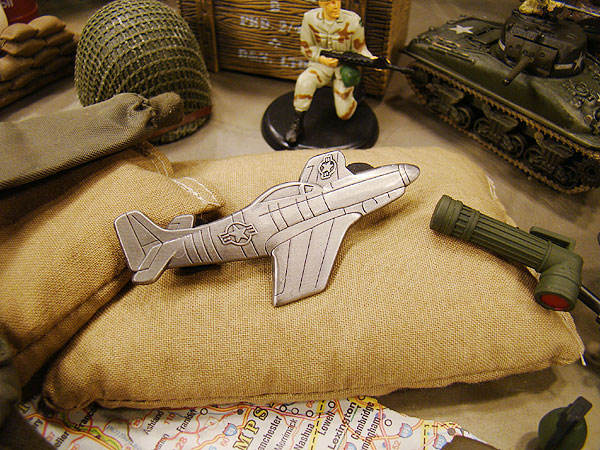 クラシック戦闘機ピンバッジ （P-51 マスタング）の通販・販売