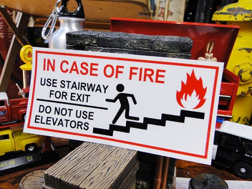 U.S.パブリックサインステッカー　（火事の場合は非常階段を使用下さい）　|USAサインプレートステッカー|ステッカー