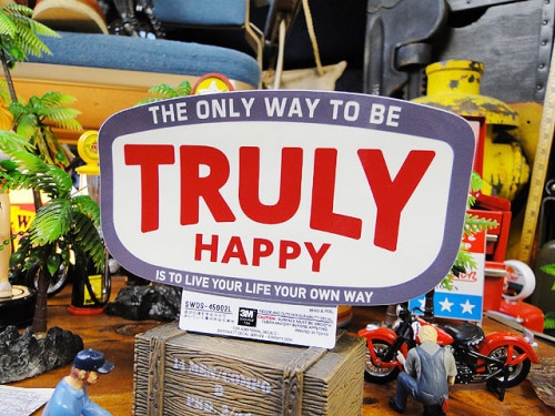 シックスティーワット　コトワザ　ステッカー　Lサイズ　（自分の道を見つけて歩いて行く事が本当の幸せ）|ステッカー|男の秘密基地作りに！ガレージング雑貨