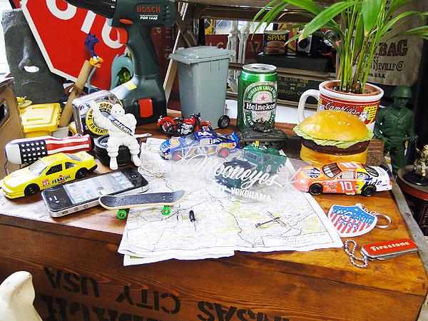 ムーンアイズ ピンストライプステッカー （ムーンシティ/ホワイト）の