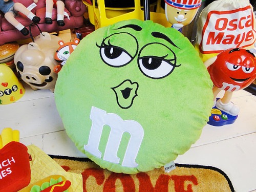 m&m's　クッション　グリーン|キャラクターグッズ|もはや店長すら迷子になるアメ雑ジャングル
