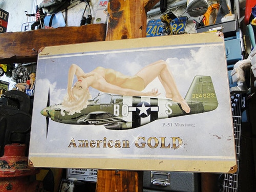 ピンナップガール　＆　戦闘機　U.S.ヘヴィースチールサイン　（P-51　マスタング　アメリカンゴールド）|ミリタリー|ボクらの原点そして永遠！ブリキ看板