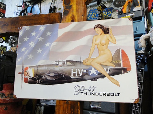 ピンナップガール　＆　戦闘機　U.S.ヘヴィースチールサイン　（P-47　サンダーボルト）|ミリタリー|ボクらの原点そして永遠！ブリキ看板