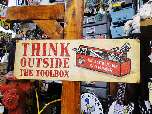 バステッドナックルガレージ　THINK OUTSIDE THE TOOLBOX　U.S.ヘヴィースチールサイン|ボクらの原点そして永遠！ブリキ看板