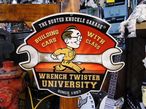 バステッドナックルガレージ　レンチツイスター　ユニバーシティ　U.S.ヘヴィースチールサイン|ヘヴィースチール製 ハイクオリティ仕上げ|ボクらの原点そして永遠！ブリキ看板