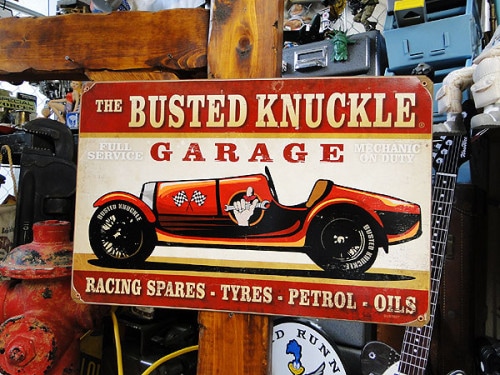 バステッドナックルガレージ　クラシックレーシングカー　U.S.ヘヴィースチールサイン|ヘヴィースチール製 ハイクオリティ仕上げ|ボクらの原点そして永遠！ブリキ看板