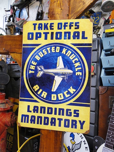 バステッドナックルガレージ　エアードック　U.S.ヘヴィースチールサイン　（レクタングル）|ヘヴィースチール製 ハイクオリティ仕上げ|ボクらの原点そして永遠！ブリキ看板