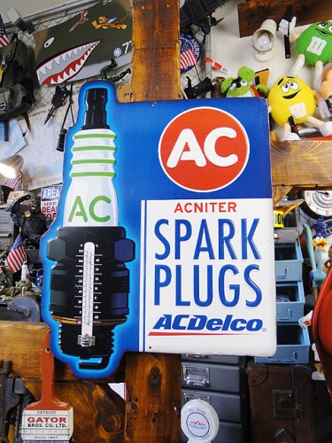 ACデルコ　サーモメーター付き　エンボス　ティンサイン|ヘヴィースチール製 ハイクオリティ仕上げ|ボクらの原点そして永遠！ブリキ看板