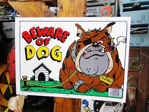 アメリカのプラスチックサインボード　ヘビーオンスタイプ　（犬に注意/ブルドッグ）　|ガレージ系看板/サインプレート|男の秘密基地作りに！ガレージング雑貨