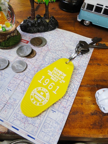 ハワイ　レインボードライブイン　ホテルキーホルダー　（イエロー）|ハワイアン雑貨