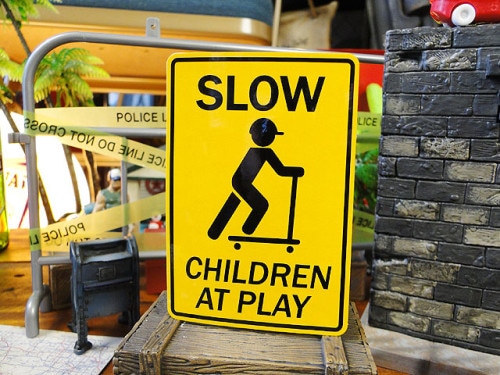 ゆっくり走ろう！子供が遊んでます　U.S.パブリックサインステッカーシリーズ　（キックボード）　|ステッカー|男の秘密基地作りに！ガレージング雑貨