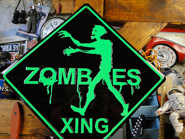 ゾンビが横断します 道路標識サインの通販・販売 | アメリカ雑貨の